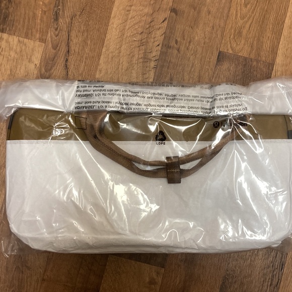 Lululemon City Adventurer Duffle 29L Burnt Caramel Black - Picture 9 of 10